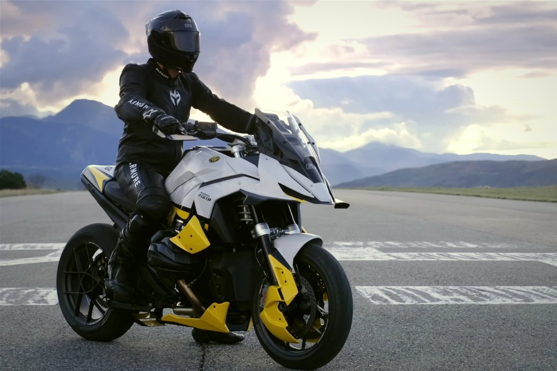 Moto equipada con accesorios Puig