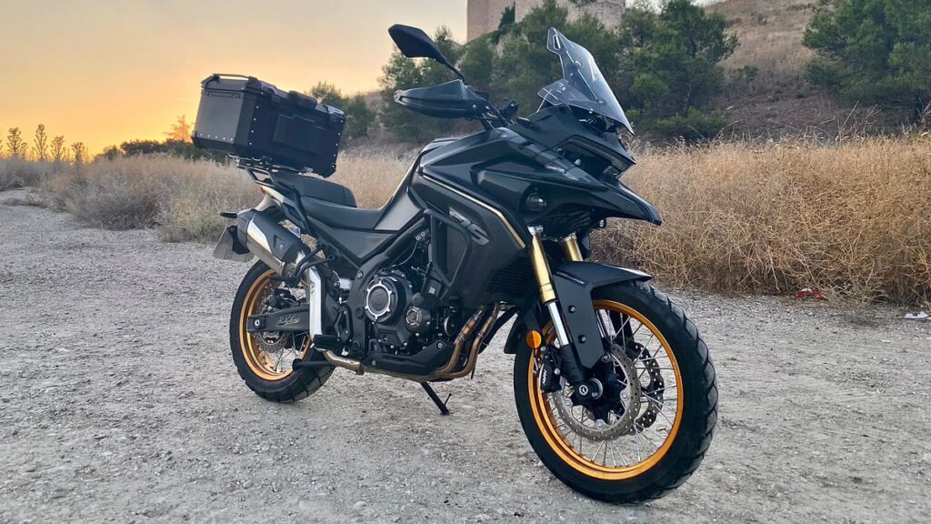 Voge 525DSX de un cliente con baúl GPR Tech al atardecer