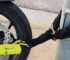 Moto atada a una farola con cadena y candado antirrobo Urban