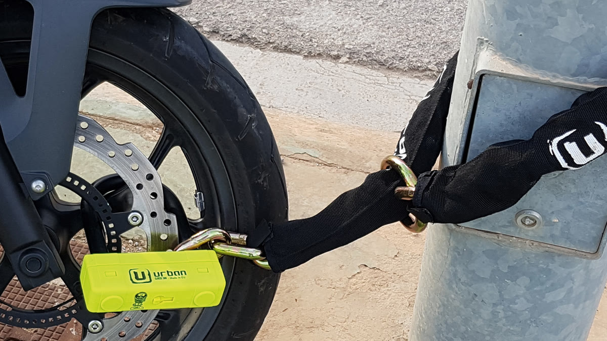 Moto atada a una farola con cadena y candado antirrobo Urban