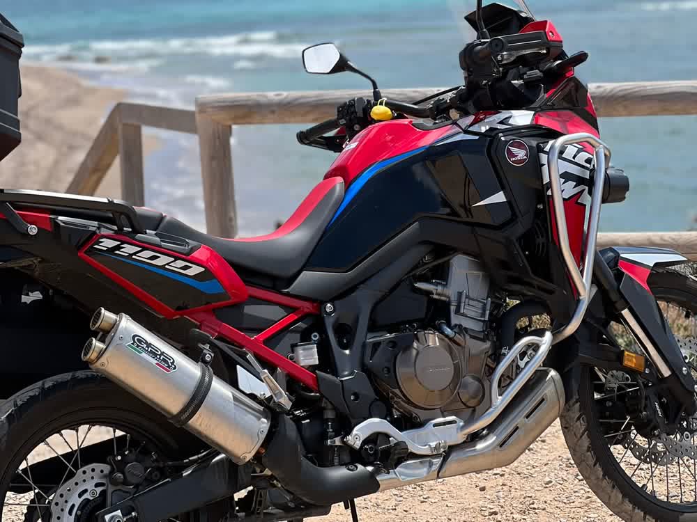 Honda Africa Twin 1100 de un cliente con escape GPR de doble salida junto al mar