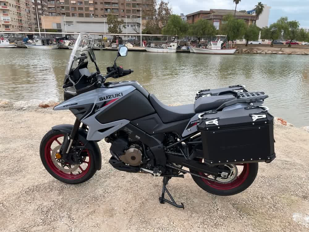 Suzuki V-Strom 1050 de un cliente con maletas laterales GPR Tech negras junto a un puerto
