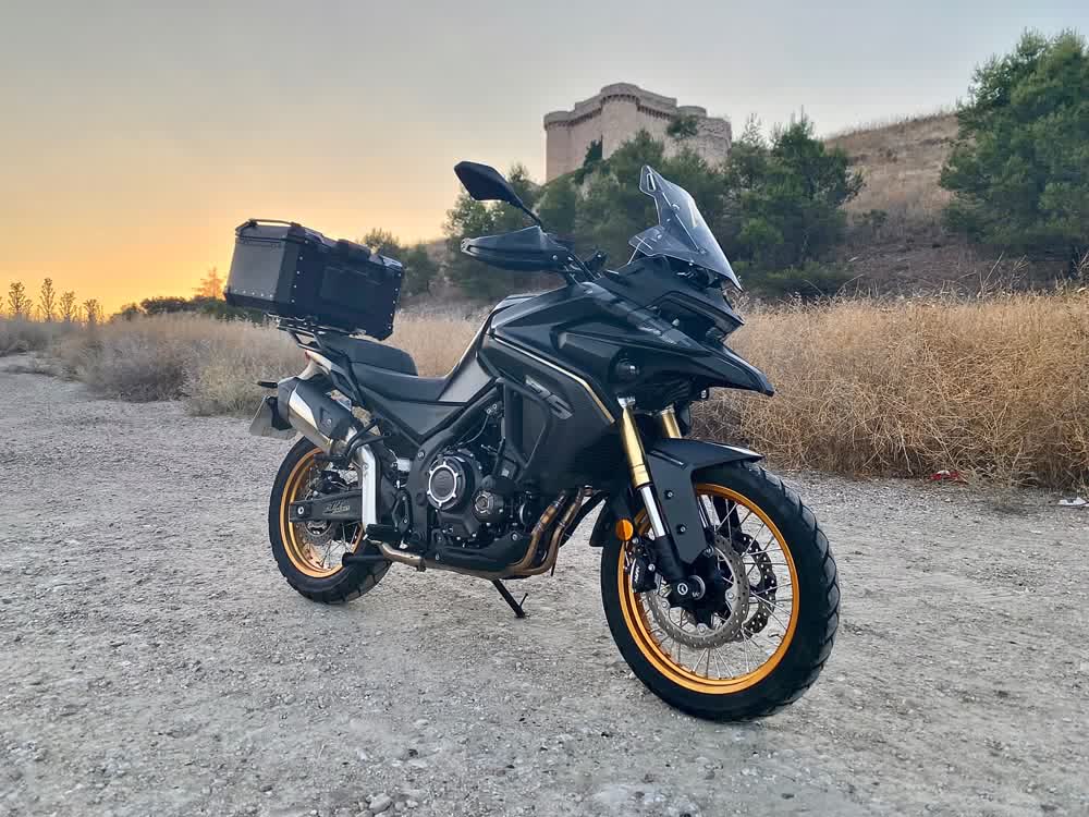 Voge 525DSX de un cliente con baúl GPR Tech negro al atardecer