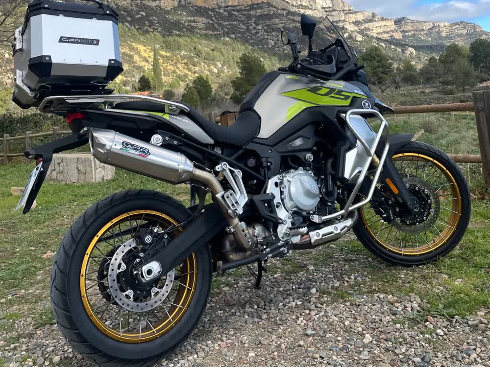 Voge 900DSX de un cliente con baúl GPR Tech y escape GPR en un cañón de montaña