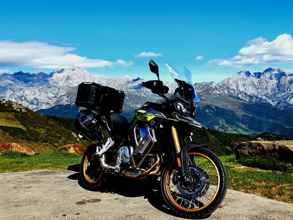 Voge 900DSX de un cliente con baúl GPR Tech de aluminio en la montaña