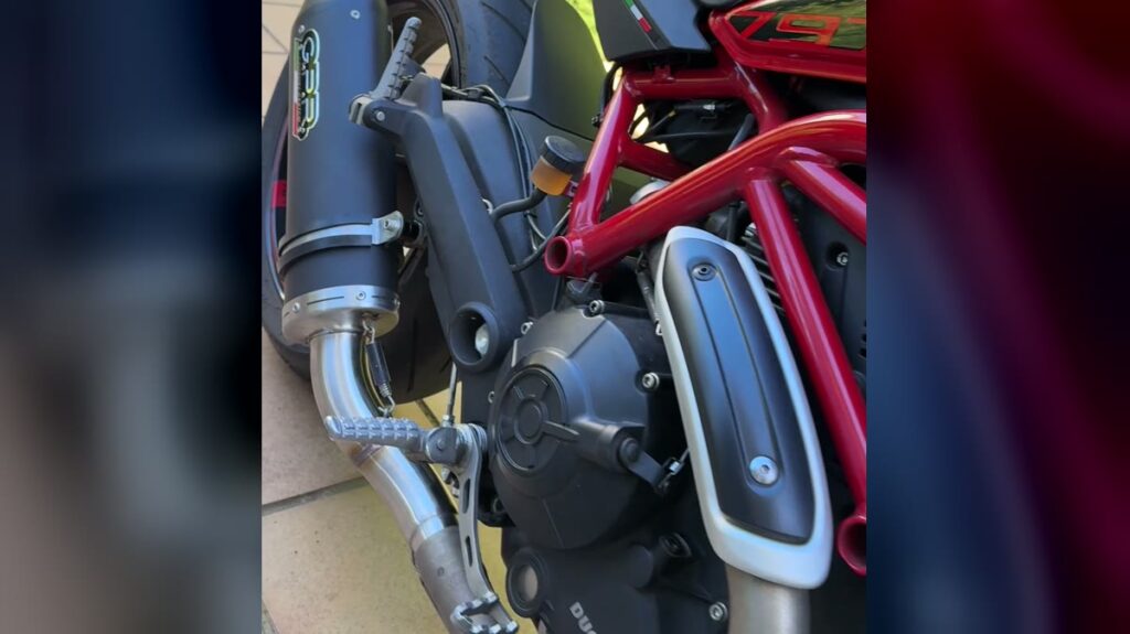 Escape slip-on GPR montado sobre el colector original de una Ducati Monster